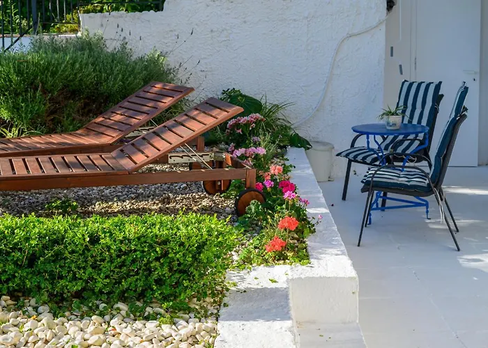 Little Cozy By The Sea Апартаменты